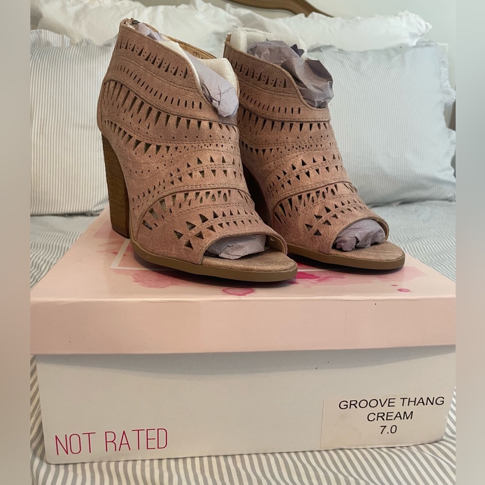 NIB Not Rated Laser Cut Block Booties